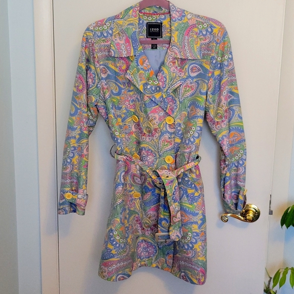 Izod Paisley short, light weight coat. Cute and lovely.